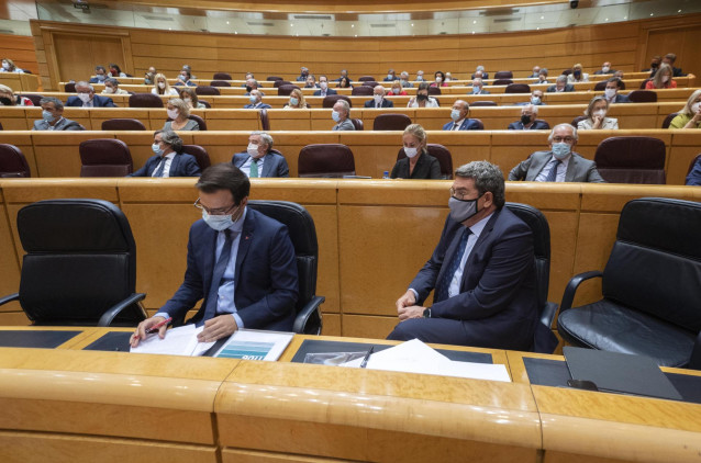 El ministro de Consumo, Alberto Garzón (i) y el ministro de Inclusión, Seguridad Social y Migraciones, José Luis Escrivá (d), durante el primer pleno y primera sesión de control al Gobierno en el Senado tras el parón estival, a 14 de septiembre de 2021