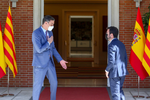 Archivo - El presidente del Gobierno, Pedro Sánchez (i), recibe en el Palacio de la Moncloa al president de la Generalitat de Catalunya, Pere Aragonès, a 29 de junio de 2021, en Madrid (España)