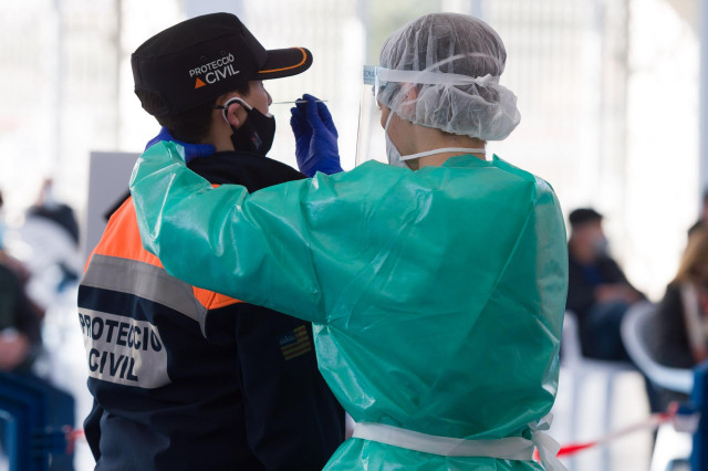 Archivo - Una trabajadora sanitaria protegida realiza un test de antígenos en el Polideportivo de ses Païsses, Sant Antoni, Ibiza.