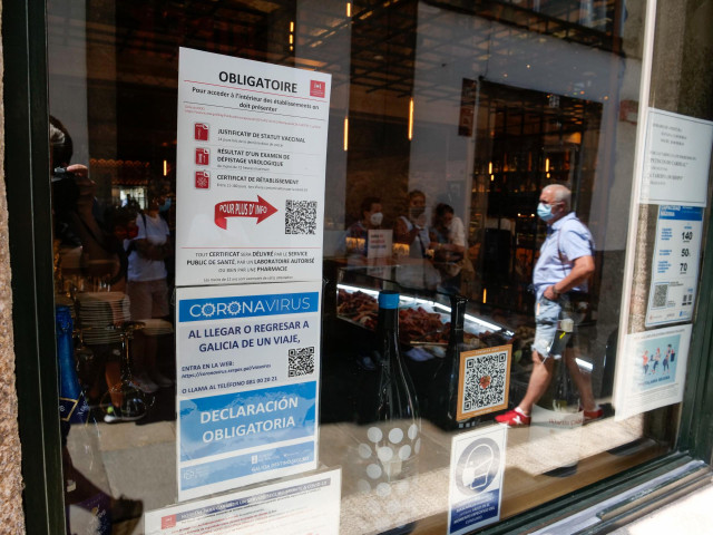 Archivo - Carteles en diferentes idiomas de indicaciones de obligatoriedad de presentar certificados antes de acceder al interior, en una marisquería de la Rua do Franco, el día en que el TSXG declaró nula la petición de certificado Covid para entrar en h