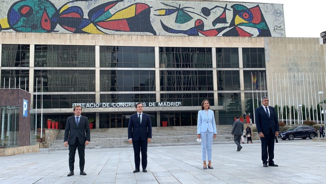 La ministra de Industria Reyes Maroto,  junto al ministro de Asuntos Exteriores, Unión Europea y Cooperación, José Manuel Albares, el secretario general de  la OMT, Zurab Pololikashvili, y el alcalde de Madrid, José Luis Martínez-Almeida,