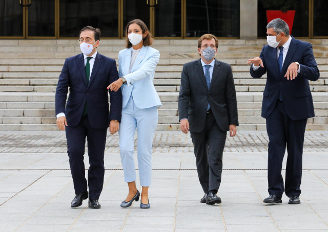 El ministro de Asuntos Exteriores, José Manuel Albares; la ministra de Industria, Reyes Maroto; el alcalde de Madrid, José Luis Martínez-Almeida, y el secretario general de la OMT, Zurab Pololikashvili, frente al Palacio de Congresos