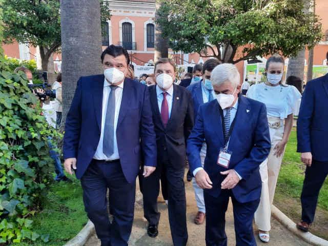 El ministro de Agricultura, Pesca y Alimentación, Luis Planas, en el sexto Congreso Internacional de Frutos Rojos en Huelva.