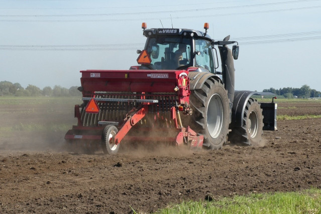 Archivo - Agricultor en su tractor en el campo
