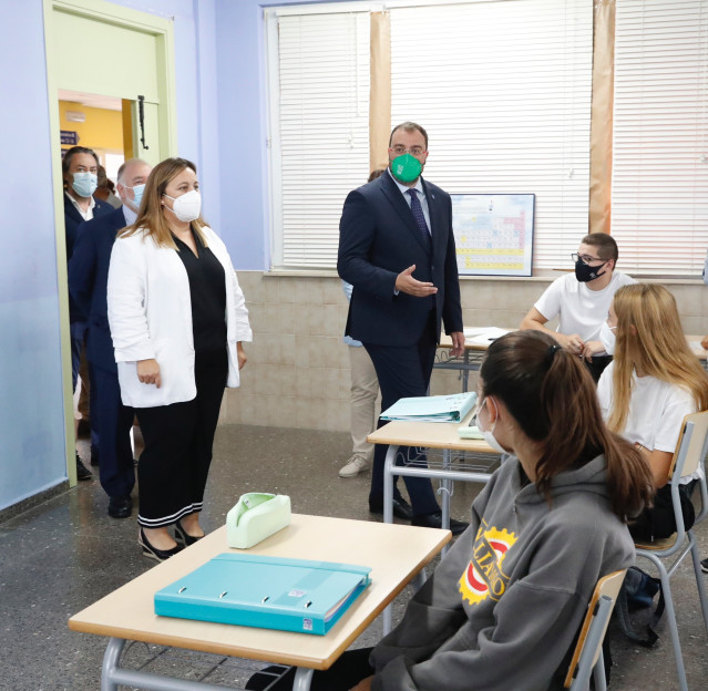 La consejera de Educación de Asturias, Lydia Espina y el presidente del Principado, Adrián Barbón, en la inauguración del curso de ESO y Bachillerato en el IES Avelina Cerra en Villaviciosa.