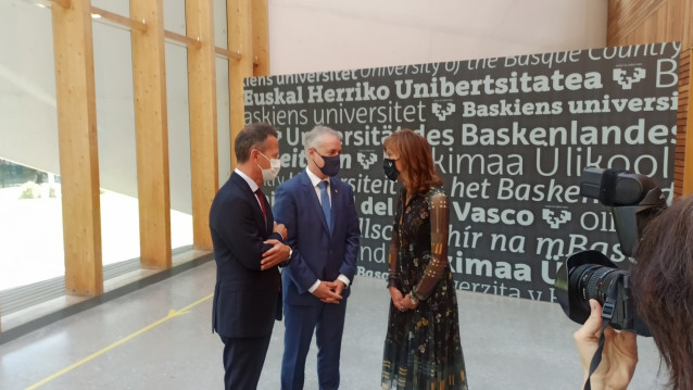 El consejero de Educación, Jokin Bildarratz, el lehendakari, Iñigo Urkullu, y la rectora de la UPV/EHU Eva Ferreira