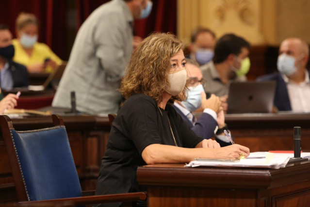 La presidenta del Govern, Francina Armengol, en el salón de plenos del Parlament durante el Debate de Política General 2021.