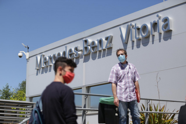 Archivo - Un trabajador con mascarilla de la planta de Mercedes-Benz de Vitoria