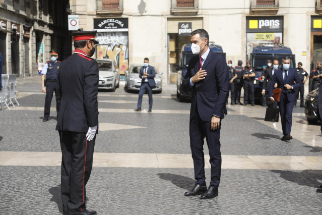El mayor de los Mossos d'Esquadra, Josep Lluís Trapero (i), recibe al presidente del Gobierno, Pedro Sánchez, en el Palau de la Generalitat