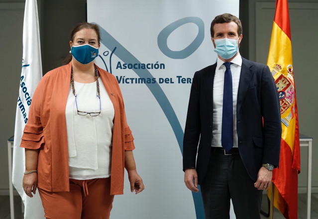 Archivo - El presidente del PP, Pablo Casado, y la presidenta de la AVT, Maite Araluce, en la sede de la asociación. En Madrid, 24 de septiembre de 2020.