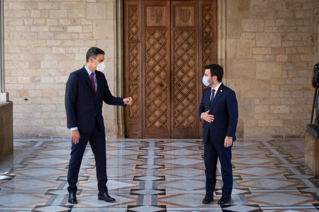 El presidente del Gobierno, Pedro Sánchez (i), y el de la Generalitat, Pere Aragonès (d), a su llegada para la reunión en el Palau de la Generalitat