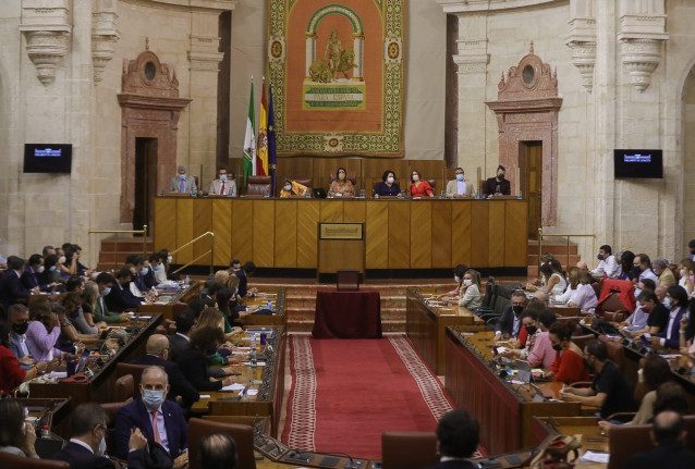 El Pleno del Parlamento andaluz recupera la presencialidad total de sus diputados por primera vez en la pandemia de Covid-19.