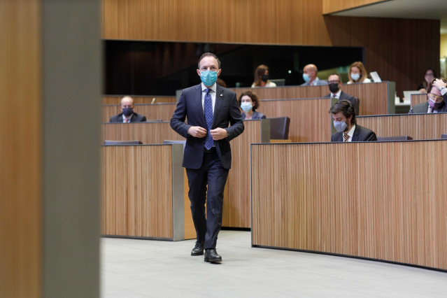 El jefe de Gobierno de Andorra, Xavier Espot, dirigiéndose a la tribuna del orador en el Consell General