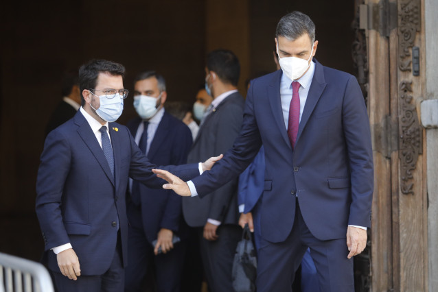 El president de la Generalitat, Pere Aragonès (i) y el presidente del Gobierno, Pedro Sánchez (d), se despiden después de su reunión en Barcelona