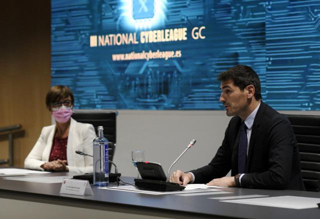 La directora general de la Guardia Civil, María Gámez, y el padrino de la competición de la III Liga Nacional de retos en el Ciberespacio, Iker Casillas