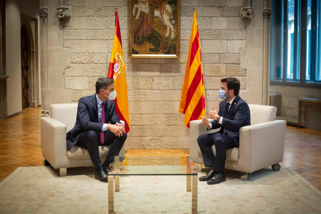 El presidente del Gobierno, Pedro Sánchez (i), y el de la Generalitat, Pere Aragonès (d), se reúnen en el Palau de la Generalitat antes de que se celebre la segunda reunión de la mesa del diálogo entre el Gobierno central y el Govern catalán