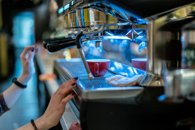 Archivo - Un trabajador prepara un café durante una jornada marcada por la reapertura de los establecimientos en los municipios vascos pertenecientes a la ‘zona roja’, en Vitoria, Álava, País Vasco, (España), a 10 de febrero de 2021. La reapertura se prod