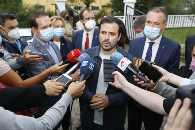 El ministro de Consumo, Alberto Garzón, en una visita al concejo asturiano de Piloña.