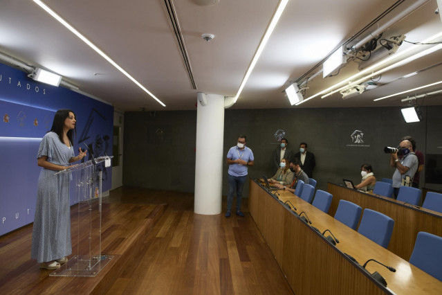 La presidenta de Ciudadanos, Inés Arrimadas, en una rueda de prensa, durante la reunión de la Diputación Permanente en el Congreso de los Diputados, a 25 de agosto de 2021, en Madrid (España).