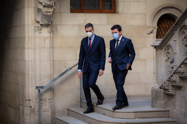 El presidente del Gobierno, Pedro Sánchez (i) y el president de la Generalitat, Pere Aragonès (d), a su salida de la reunión en el Palau de la Generalitat y antes de que se celebre la segunda reunión de la mesa del diálogo entre el Gobierno y el Govern