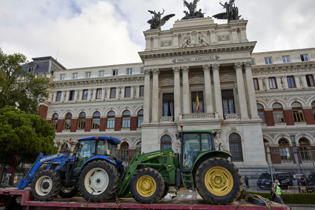 Dos tractores sobre el remolque de un camión, durante una concentración para que las ayudas a la Política Agrícola Común (PAC) tengan por destinatarios a los profesionales del campo.