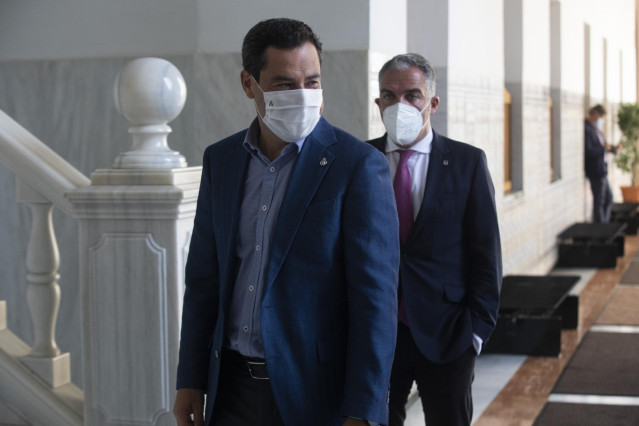 El presidente de la Junta de Andalucía, Juanma Moreno (i) junto al consejero de Presidencia, Elías Bendodo (d), durante la primera jornada de sesión plenaria en el Parlamento de Andalucía. A 15 de septiembre de 2021. En Sevilla (Andalucía, España).