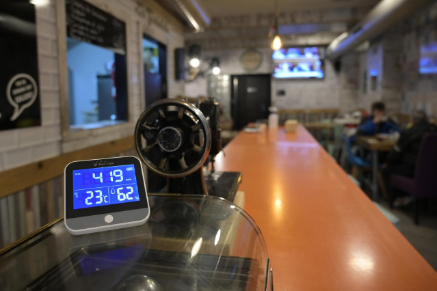 Un dispositivo de medición de las condiciones ambientales en el interior de un bar.