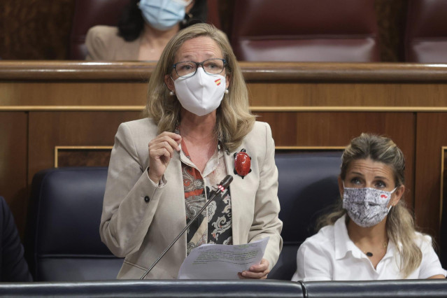 La vicepresidenta primera y ministra de Asuntos Económicos y Transformación Digital, Nadia Calviño, interviene en una sesión de control al Gobierno en el Congreso de los Diputados, a 15 de septiembre de 2021