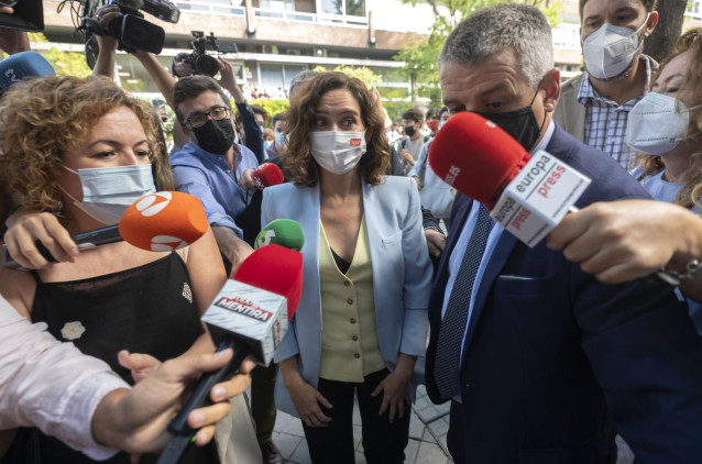 La presidenta de la Comunidad de Madrid, Isabel Díaz Ayuso, ofrece declaraciones a los medios, a su llegada a la sesión de apertura del Título de Experto en Liderazgo y Compromiso Cívico, en la Universidad CEU San Pablo.