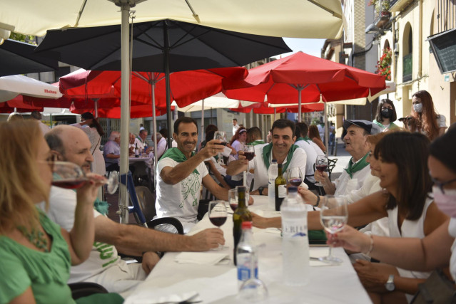 Archivo - Ambiente en las terrazas del centro de la ciudad, el día que  hubieran comenzado las fiestas de San Lorenzo, a 9 de agosto de 2021, en Huesca, Aragón (España). Huesca no celebrará sus fiestas patronales, tras ser suspendidas por segundo año cons