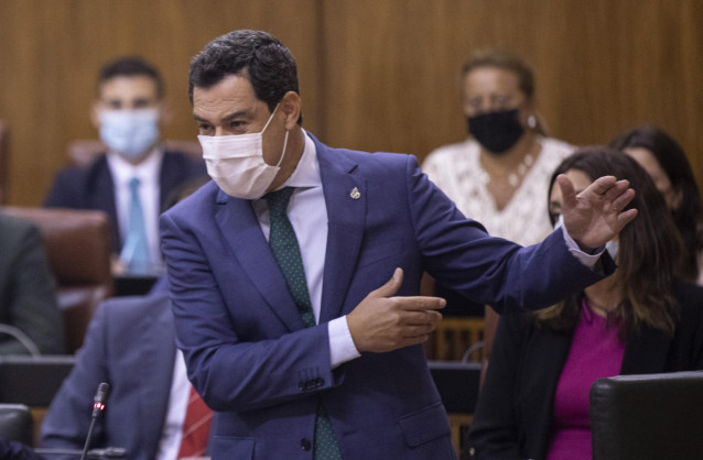 El presidente de la Junta, Juanma Moreno, este jueves durante la sesión de control al Gobierno en la segunda jornada del Pleno del Parlamento de Andalucía.