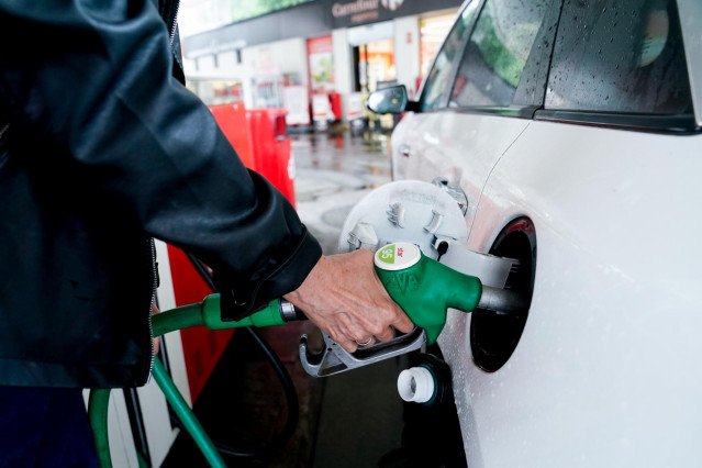 Archivo - Una mujer pone gasolina a su vehículo en una gasolinera, a 17 de junio, en Madrid, (España).