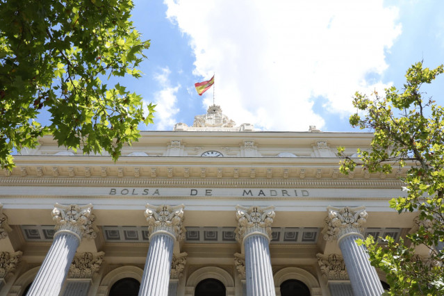 Archivo - Fachada del Palacio de la Bolsa de Madrid, a 27 de julio de 2021, en Madrid, (España). El Ibex 35 cotizaba en los 8.700,9 puntos a las doce del mediodía, con una caída del 0,85% y la mayoría de sus valores en negativo. La jornada está marcada de