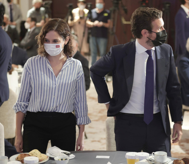 La presidenta de la Comunidad de Madrid, Isabel Díaz Ayuso, y el presidente del Partido Popular, Pablo Casado, durante un desayuno informativo del Fórum Europa. En Madrid, a 7 de septiembre de 2021.