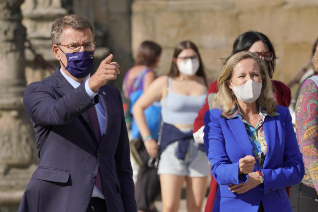 El presidente de la Xunta, Alberto Núñez Feijóo, y la vicepresidenta primera, Nadia Calviño, en un encuentro en Santiago