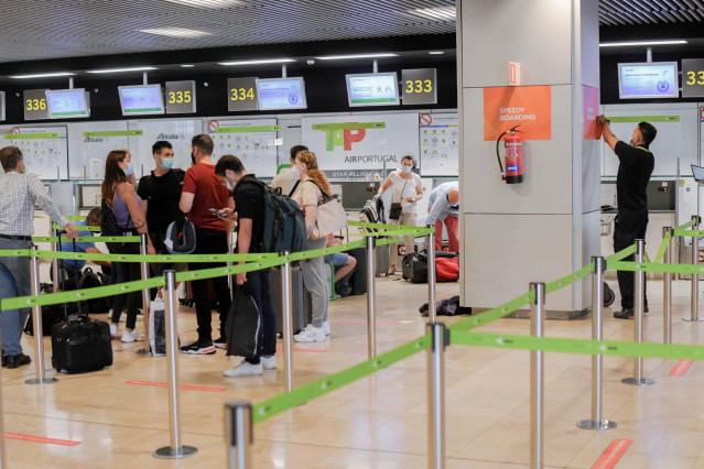 Archivo - Pasajeros hacen cola en la terminal T1 del Aeropuerto Adolfo Suárez Madrid-Barajas, en Madrid (España).