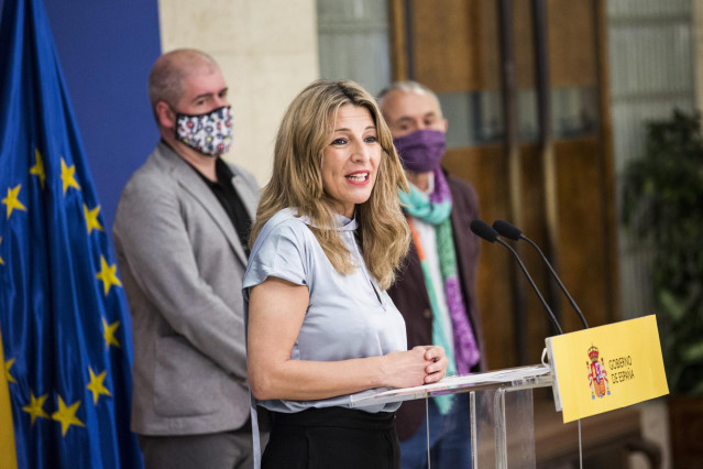 Archivo - La vicepresidenta segunda del Gobierno y ministra de Trabajo y Economía Social, Yolanda Díaz, con los secretarios generales de CCOO y UGT, Unai Sordo y Pepe Álvarez, al fondo. Imagen de archivo