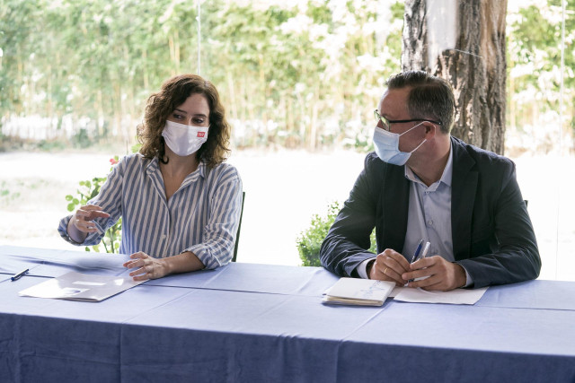 La presidenta del Grupo Parlamentario Popular, Isabel Díaz Ayuso y el portavoz del PP en la Asamblea, Alfonso Serrano, en la reunión del PP, en el Complejo La Cigüeña de Arganda del Rey, a 2 de septiembre de 2021, en Madrid (España).