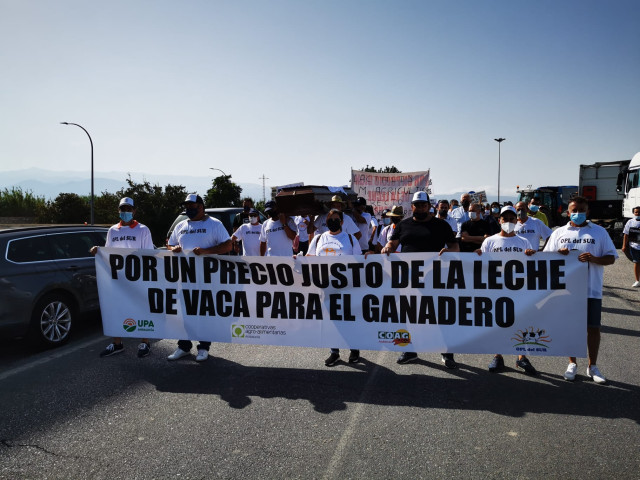 Archivo - Cabecera de una protesta por unos precios justos para los productores de leche