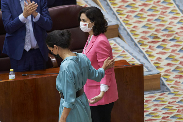 Archivo - La candidata de Vox a las elecciones de la Comunidad de Madrid, Rocío Monasterio (i), se dirige a la presidenta en funciones de la Comunidad de Madrid, Isabel Díaz Ayuso; durante la segunda sesión del pleno de investidura de Ayuso, en Madrid (Es