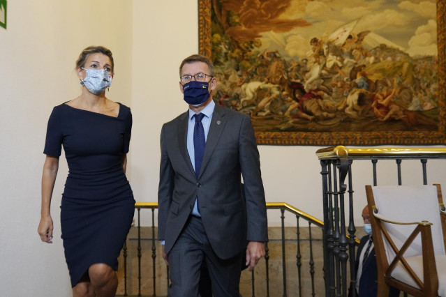 El presidente de la Xunta, Alberto Núñez Feijóo, y la vicepresidenta segunda del Gobierno y ministra de Trabajo, Yolanda Díaz, a su llegada una reunión este viernes en Santiago de Compostela.