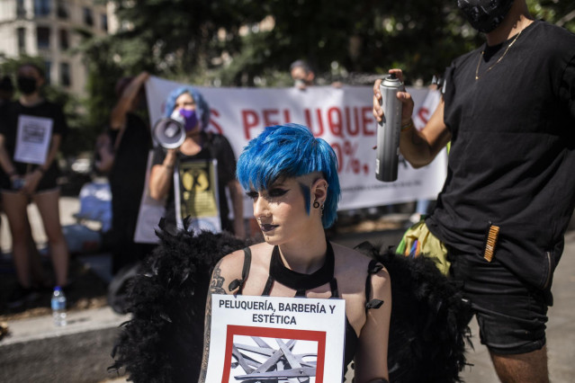 Archivo - Una persona sostiene una pancarta durante una protesta frente al Congreso de los Diputados para exigir el IVA reducido