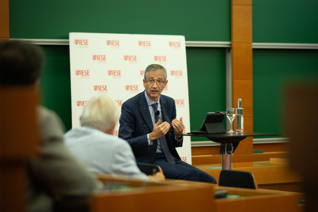 El gobernador del Banco de España, Pablo Hernández de Cos, ofrece una conferencia online sobre política monetaria en el campus de Barcelona de IESE Business School, a 17 de septiembre de 2021, en Barcelona, Catalunya, (España).