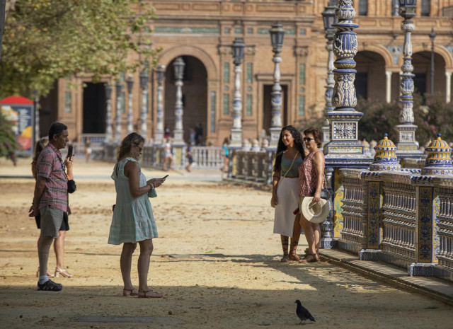 Turistas pasean por la Plaza de España.