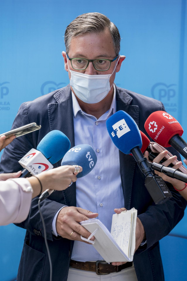 El portavoz del PP en la Asamblea, Alfonso Serrano, ofrece declaraciones a los medios, después de la reunión del Grupo Parlamentario Popular, en el Complejo La Cigüeña de Arganda del Rey, a 2 de septiembre de 2021, en Madrid (España).