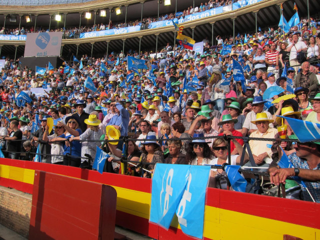 Archivo - Plaza de toros de València durante un mitin del PP en 2011