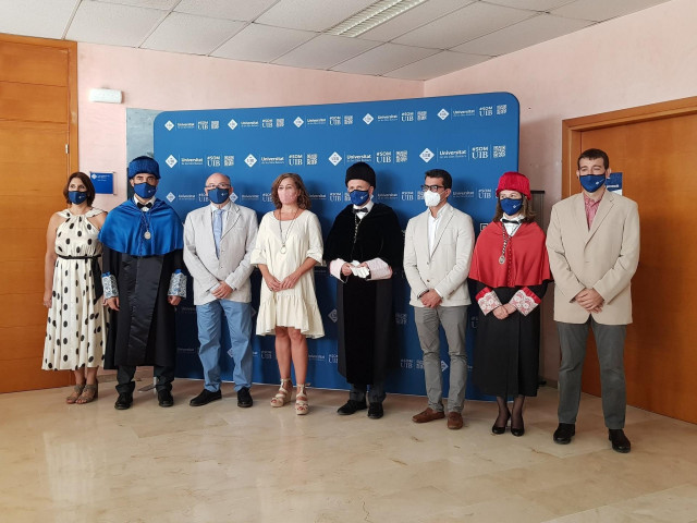 La presidenta del Govern, Francina Armengol, y el rector de la UIB, Jaume Carot, junto a otras personalidades durante el acto inaugural del curso universitario.