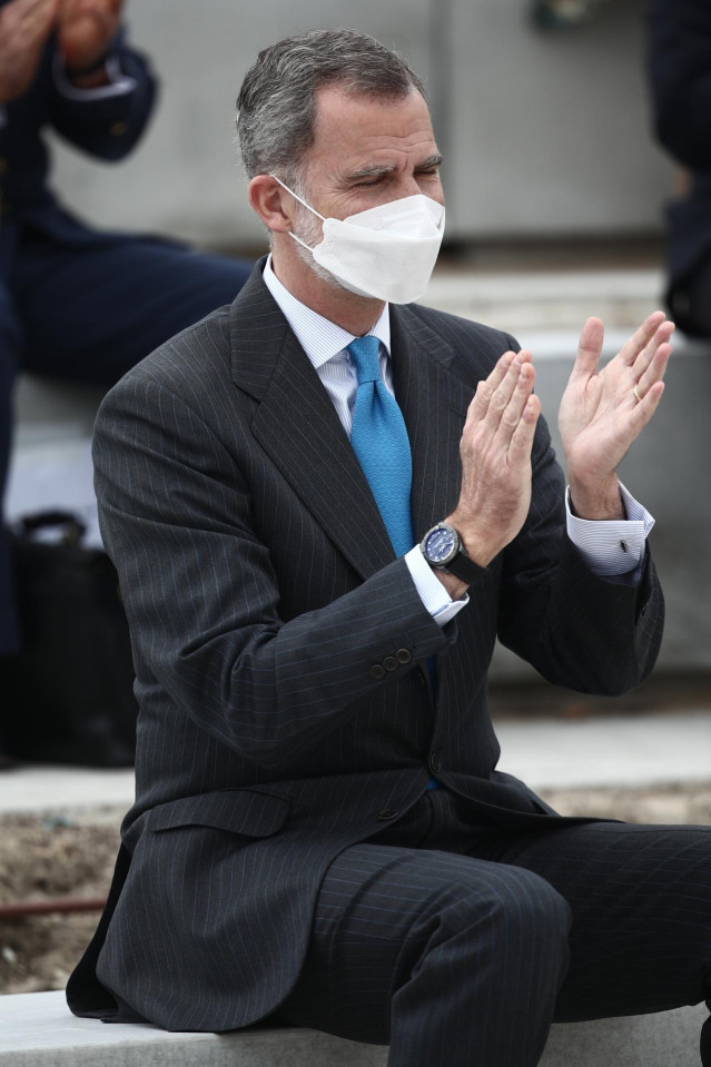 Archivo - El Rey Felipe VI, aplaude durante la inauguración del nuevo campus de Airbus, a 15 de abril de 2021, en Getafe, Madrid, (España)