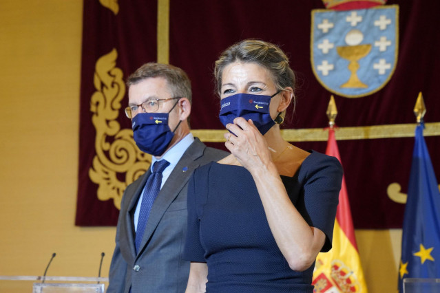 El presidente de la Xunta, Alberto Núñez Feijóo, y la vicepresidenta segunda del Gobierno y ministra de Trabajo, Yolanda Díaz, responde a los medios tras una reunión entre ambos, a 17 de septiembre de 2021, en Santiago de Compostela.