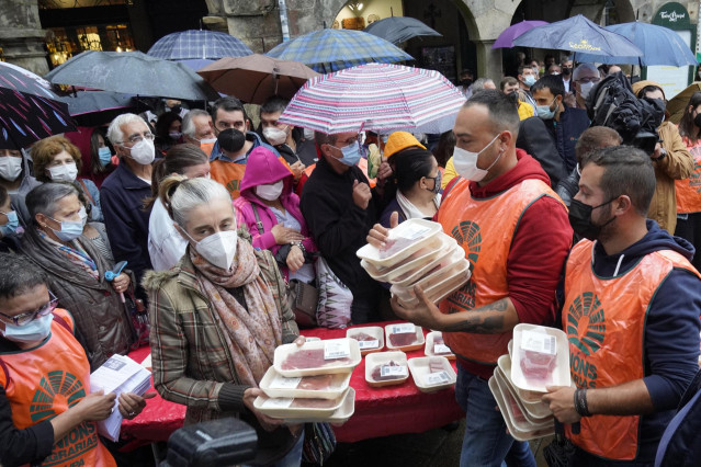 Acción sindical convocada por UUAA (Unions Agrarias) de denuncia de la situación que atraviesan los ganaderos de carne de Galicia. Reparten piezas de carne en bandejas. Praza do Toural.